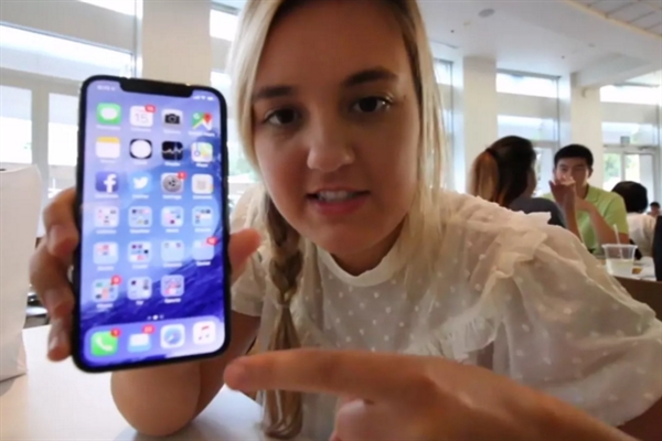 带爱女进总部体验iPhone X的那名员工惨了 苹果将其辞退