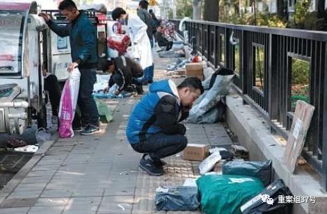 10月23日，北京，快递员正在清点快递。新京报记者陶冉摄