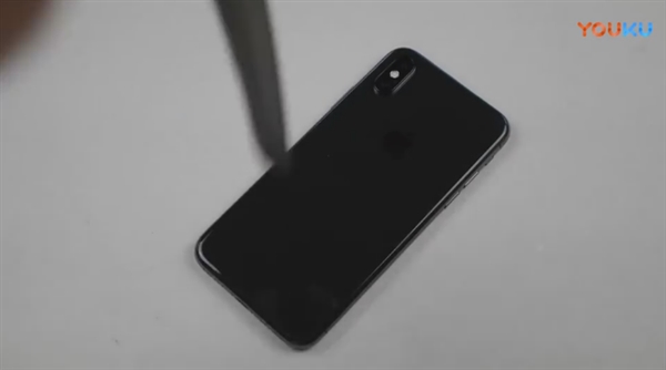 iPhone X暴虐测试：尖刀、大锤轮番狂殴 结果惨烈