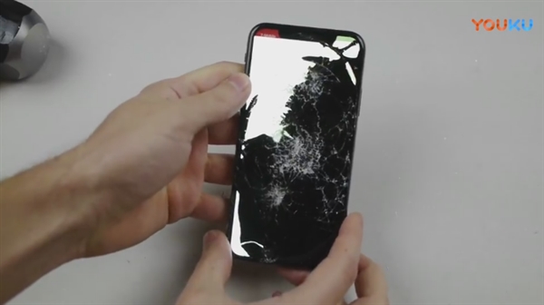 iPhone X暴虐测试：尖刀、大锤轮番狂殴 结果惨烈