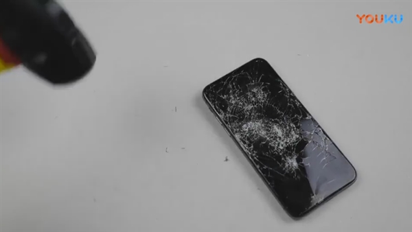 iPhone X暴虐测试：尖刀、大锤轮番狂殴 结果惨烈