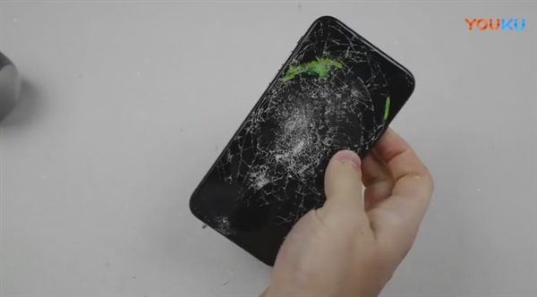 iPhone X暴虐测试：尖刀、大锤轮番狂殴 结果惨烈