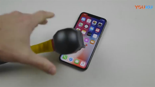 iPhone X暴虐测试：尖刀、大锤轮番狂殴 结果惨烈