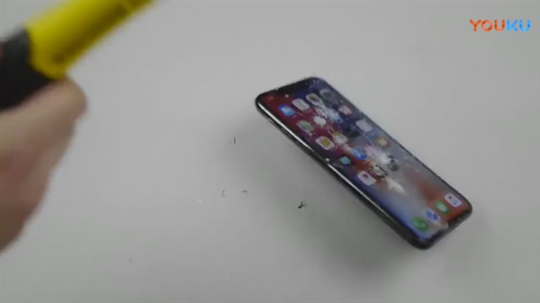 iPhone X暴虐测试：尖刀、大锤轮番狂殴 结果惨烈