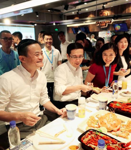 7月4日，阿里两大巨头联袂来到盒马上海金桥店，盒马“认祖归宗”。图片来源：IC