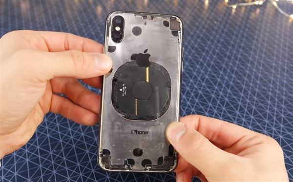 国外大神手工打造iPhone X透明版：亮屏太惊艳了
